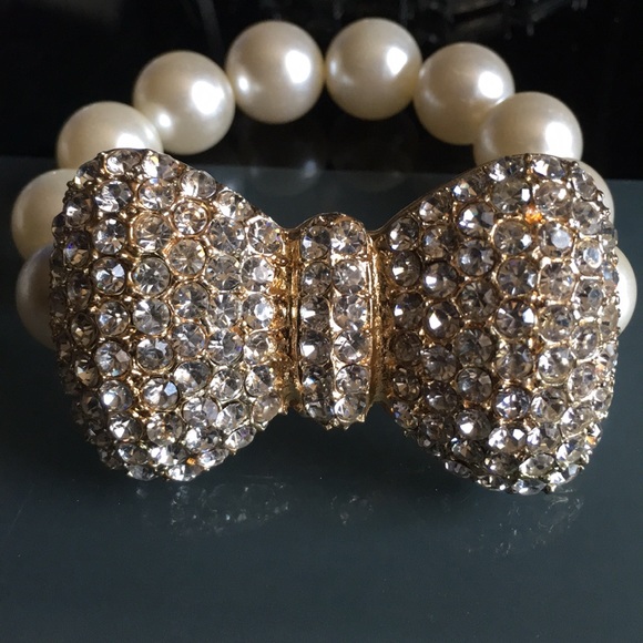Jewelry - ⭐️Pearl Crystal Kitty Bow Tie Diva Bracelet